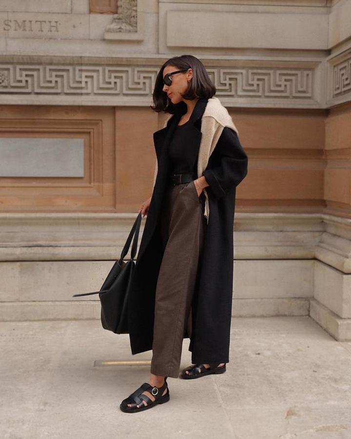 Trench fluido en color negro + pantalón color tabaco + sandalias estilo cangrejera