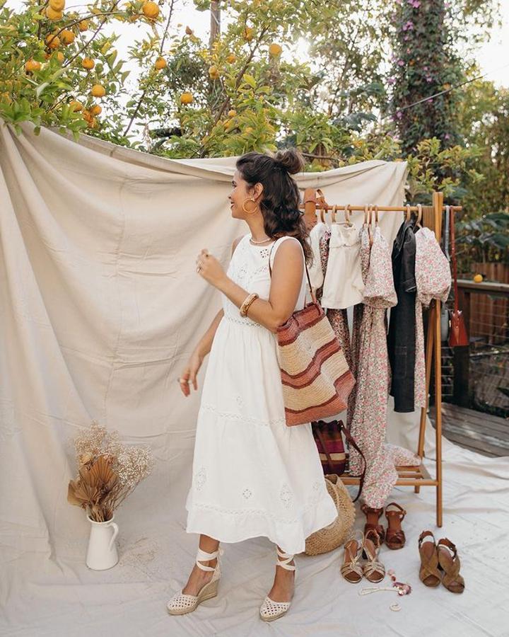 Vestido midi de color blanco + zapatillas de esparo + bolso de rayas de rafia