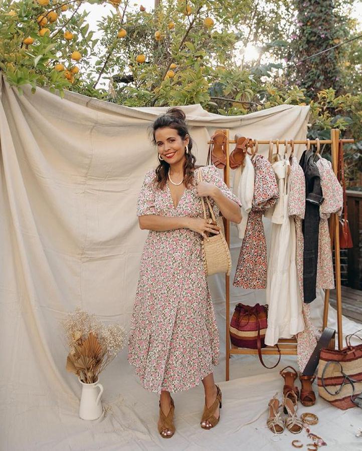 Vestido con estampado floral + bolso de rafia + sandalias de ante