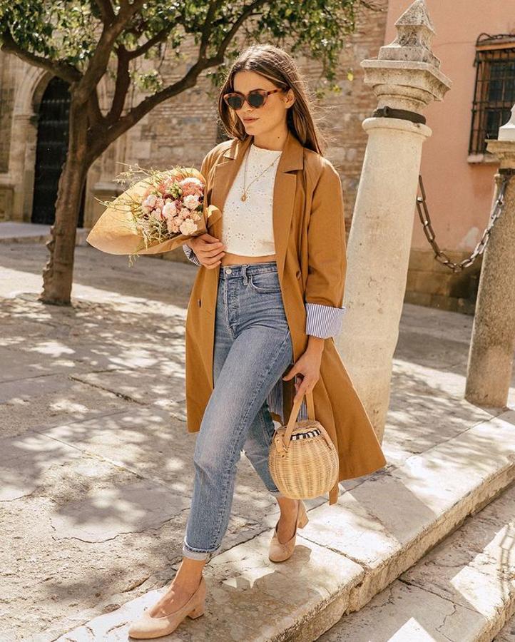 Trench fluiod + blusa blanca "cropped" + zapatos color arena