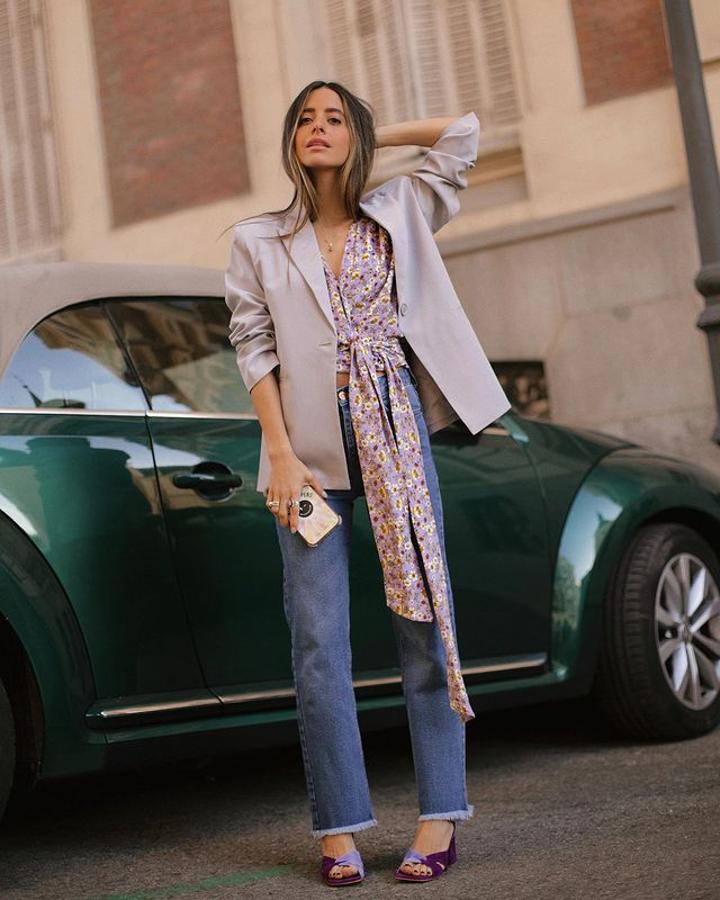 Americana lila + blusa con estampado florarl + vaqueros desflecados