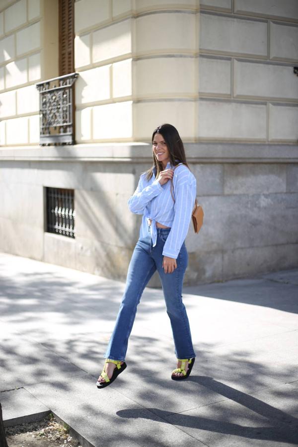 Esta vez, las protagonistas absolutas de este look de Laura Matamoros para la nueva temporada de Amazon son las sandalias de tiras deportivas,  un modelo súper original de Pepe Jeans en amarillo neón con detalle de conchitas  adornándolas que sientan de maravilla con tus vaqueros favoritos ( estos son de Meraki y cuestan 10 euros en Amazon ) y una blusa anudada ( esta es de Tommy Jeans ) que demuestra que los abdominales son el nuevo escote.