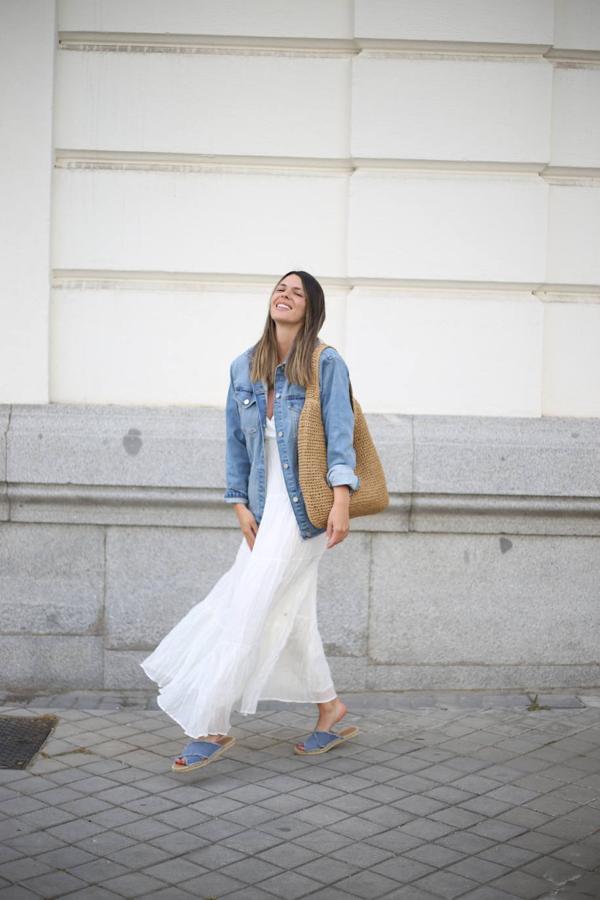Si hay un clásico que vuelve cada primavera verano, ese es el maxi vestido blanco de inspiración adlib ( este de Laura Matamoros es de Pepe Jeans ) y nos encanta cómo queda con prendas y complementos dénim, desde la cazadora (42.90 euros en Amazon) a  las sandalias vaqueras de Castañer .
