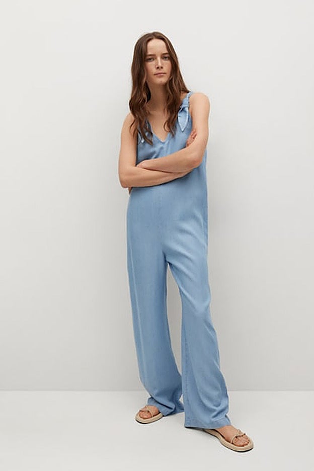 Mono de color azul cielo confeccionado en lyocell de Mango.