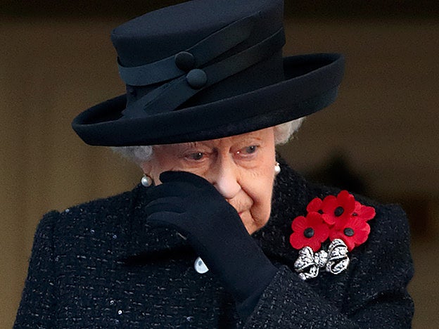 La reina Isabel II se emociona durante el funeral de Felipe de Edimburgo.