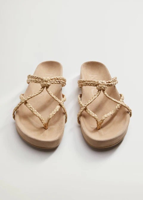 Con tiras de rafia en color beige, las sandalias planas más bonitas de la temporada. (39,99 euros).