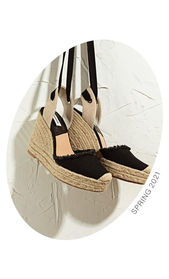 Alpargatas de esparto en color negro con cintas para anudar al tobillo de Stradivarius (29,99 euros)