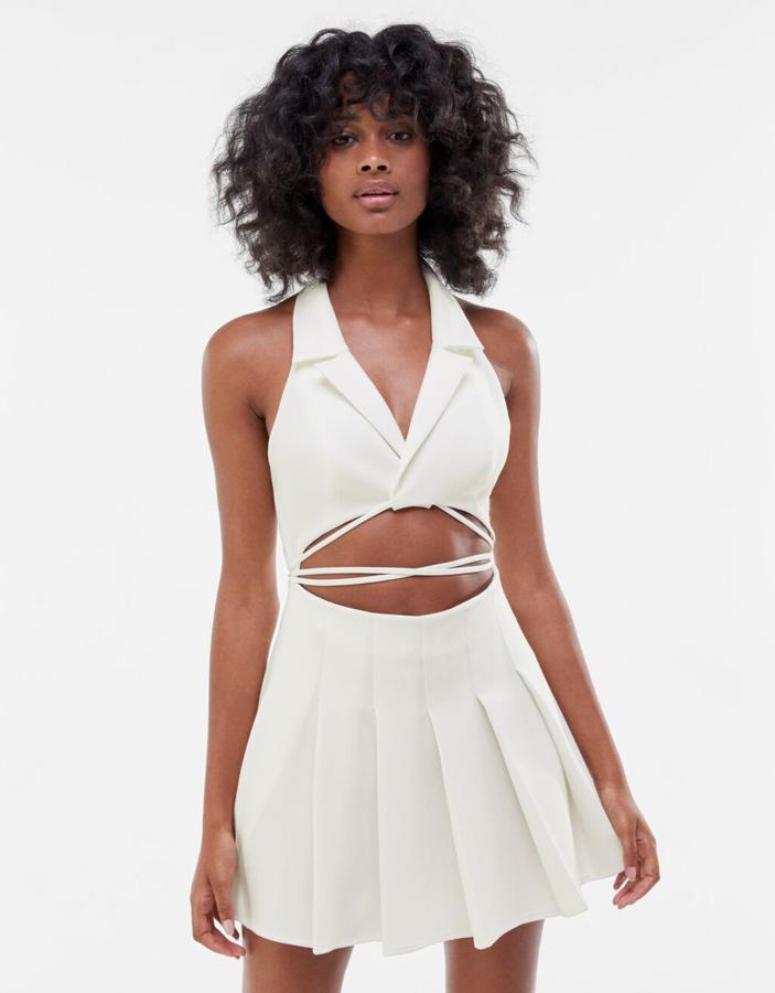 Con falda de tablas y cuello solapa, de Bershka ( 29,99 euros ).