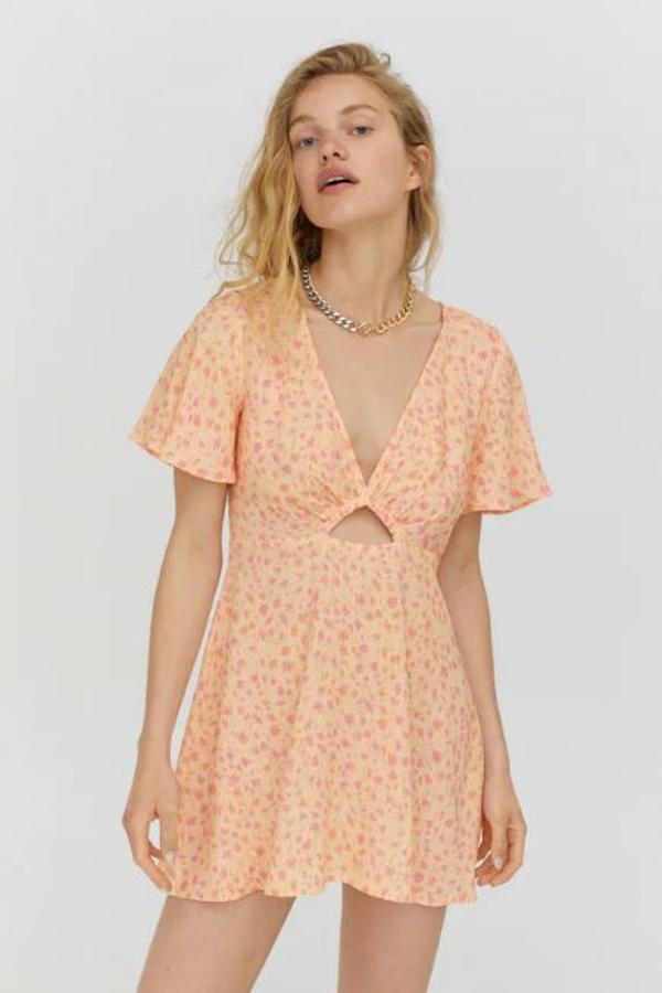 Enn color salmón y con estampado de flores, de Pull&Bear (22,99 euros).