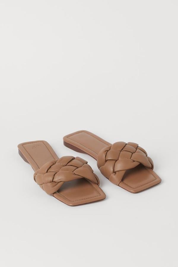 Sandalias planaza trenzadas en color arena de H&M (39,99 euros)