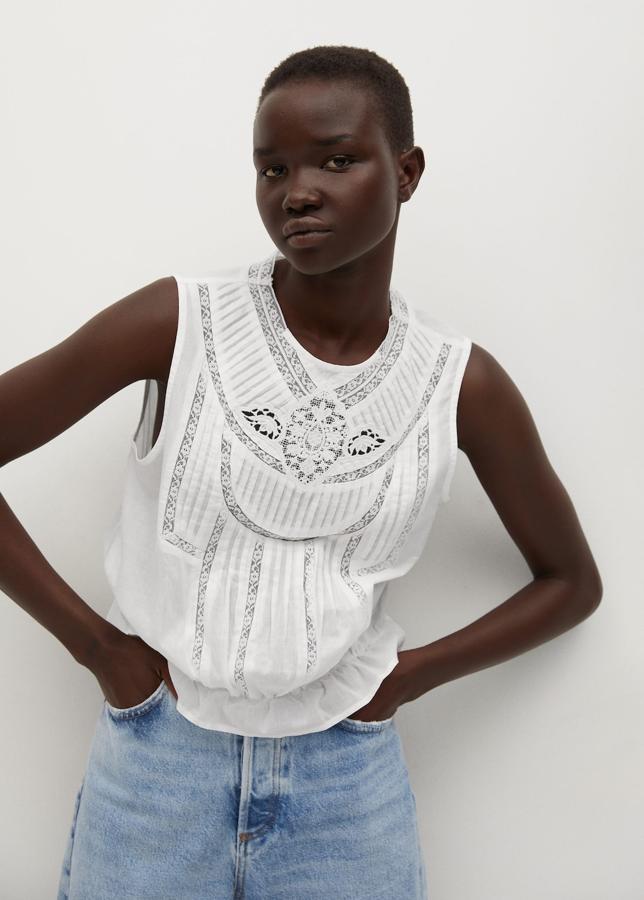 blusa blanca con calados y encaje de Mango (29,99 euros)