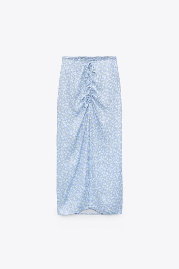 Falda midi con estampado de flores de Zara (22,99 euros)
