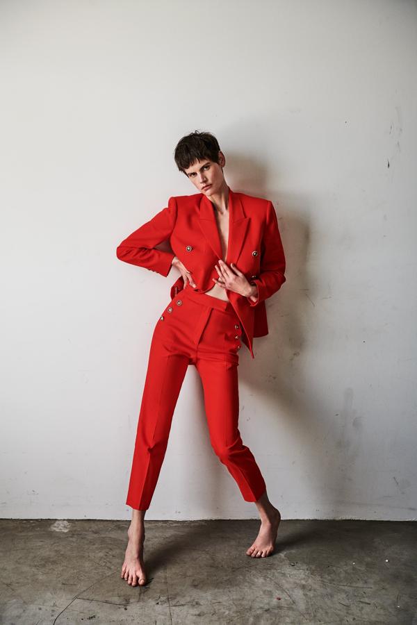 Pantalón rojo con botones dorados de Zara (25,99 euros)