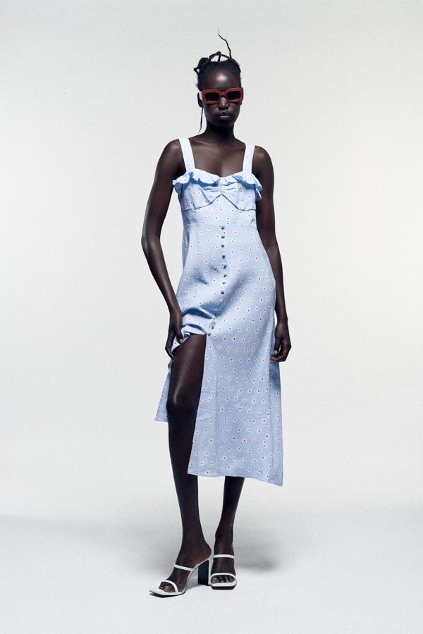 Vestido con estampado midi de flores de Zara (29,99 euros)