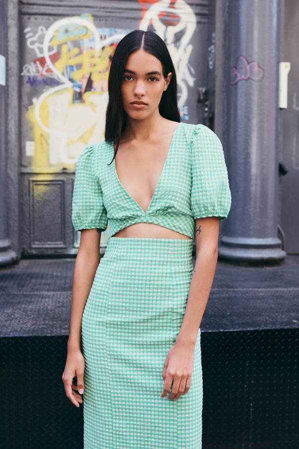 Vestido con estampado vichy y abertura de Zara (39,99 euros)