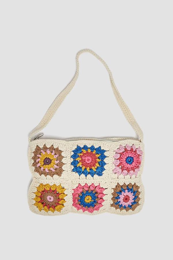 Este bolso de crochet con flores de colores y asa de hombro tiene un precio de 19,99 euros.