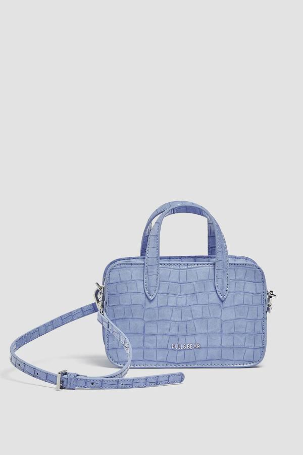 Con efecto coco en color azul, este mini bolso con asa de mano y asa de hombro extraíble tiene un precio de 17,99 euros.