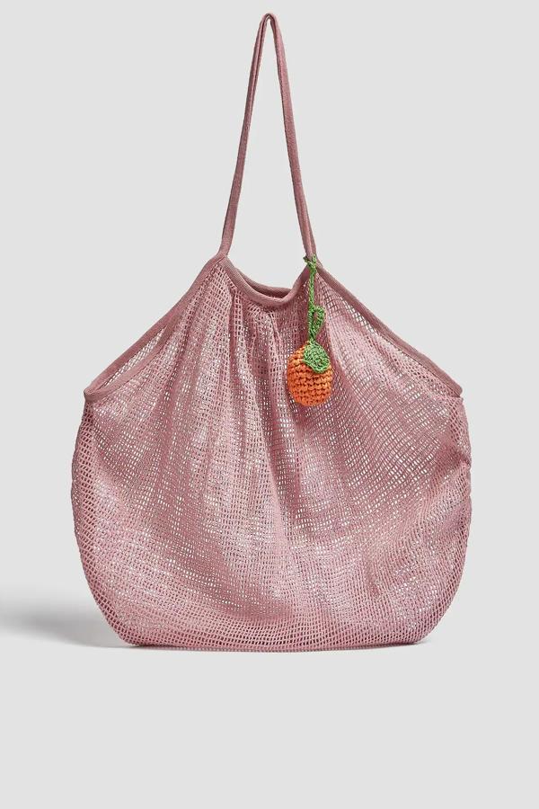 Disponible en rosa, azul o beige, este bolso shopper en tejido tipo rejilla tiene un precio de 12,99 euros.