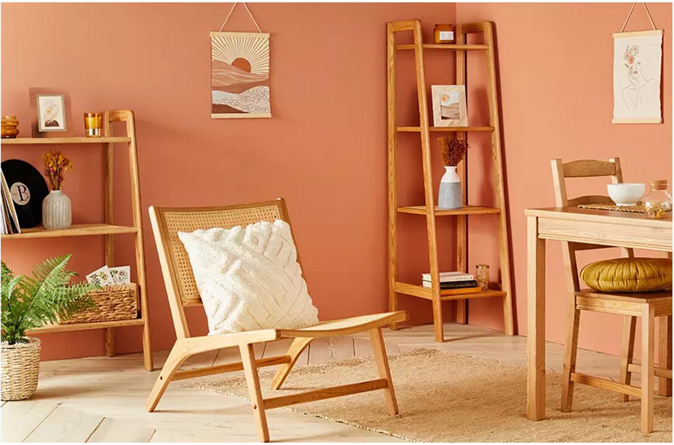 El cojín beige con textura cuesta 12 euros en Primark Home, y el redondo amarillo, 8 euros.