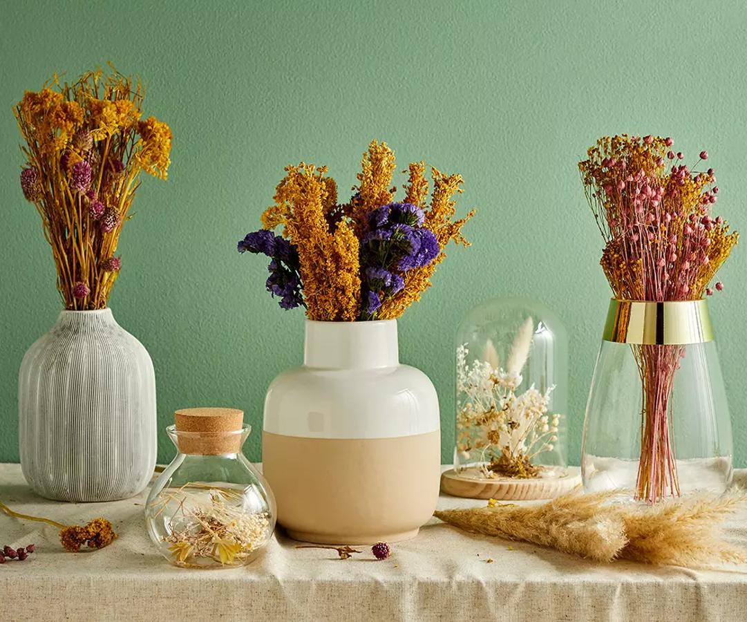 Los jarrones de cerámica cuestan 7 euros en Primark Home, y los pequeños de cristal, 5 euros. Los ramos con arreglos florales cuestan 5 euros.