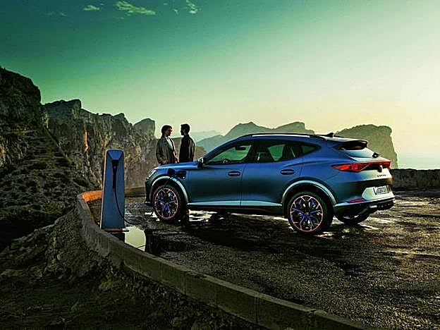 Cupra Formentor e-Hybrid. Un SUV de silueta deportiva, de diseño español 100%, con un comportamiento realmente divertido y un sistema de propulsión híbrido que le permite moverse en modo eléctrico hasta 59 kilómetros.