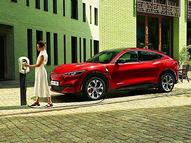 Ford Mustang Mach-e. El eléctrico 100% de Ford es un SUV con una silueta única, un comportamiento sobresaliente y una autonomía de hasta 610 kilómetros..