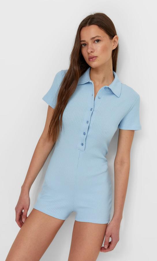 Este mono corto de canalé en color azul celeste cuenta con manga corta y cuello solapa y tiene un precio de 17,99 euros.