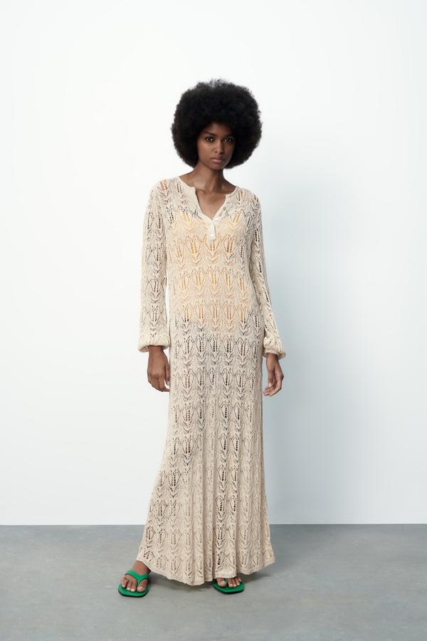 Vestido calado de maga larga con escote abotonado, de Zara (39,95 €).