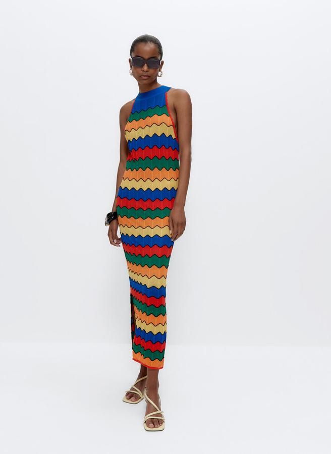 Vestido con cuello halter y grecas multicolores, de Uterqüe (99 €).