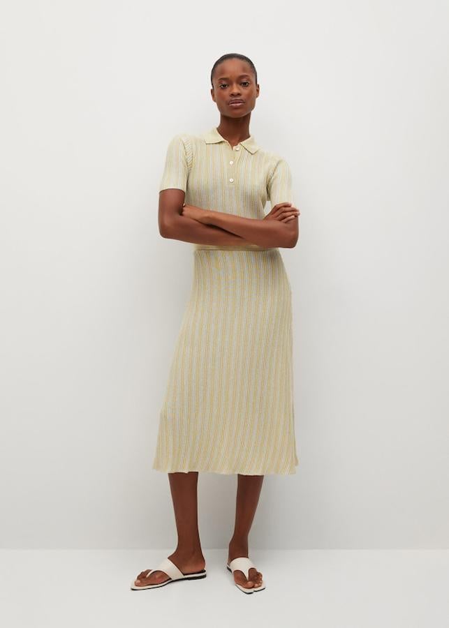 Vestido de punto de lurex con cuello de polo, de Mango (49,99 €).