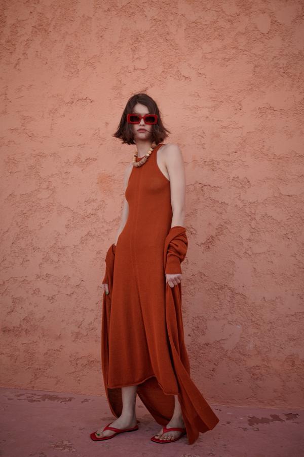 Vestido de cuello halter con mezcla de lino, de Zara (29,95 €).