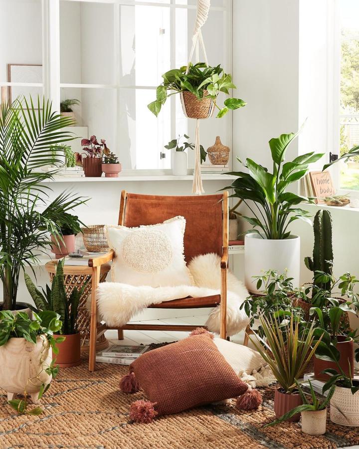 Los materiales naturales se convierten en los protagonistas de los espacios tanto interiores como exteriores de nuestro hogar. La calidez de la madera, el yute, el bambú o el ratán dan forma a muebles versátiles y todoterreno, pero también a detalles que aportan un toque único a nuestro hogar, desde  alfombras  a  maceteros, cestos  o lámparas.