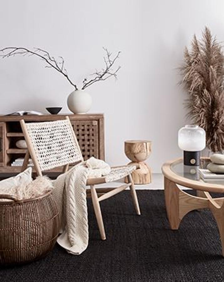 Las líneas minimalistas aportan serenidad y elegancia a los espacios, al tiempo que consiguen que las estancias parezcan más grandes. Los colores neutros como el blanco o el negro, las siluetas sencillas, la luz y los materiales naturales juegan en este caso un papel fundamental. El acento lo ponemos esta vez en los adornos, pocos pero bien elegidos, como los jarrones, los  espejos  o las  lámparas .