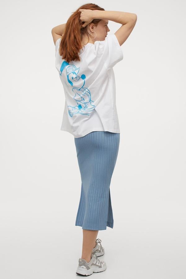 Disponible en varios colores, esta falda entallada de canalé cuenta con talle alto y aberturas laterales. Tiene un precio de 14,99 euros.