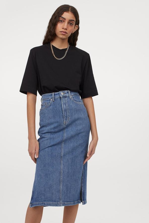 En color azul o gris, esta falda denim con aberturas laterales pronunciadas y largo hasta la rodilla tiene un precio de 29,99 euros.