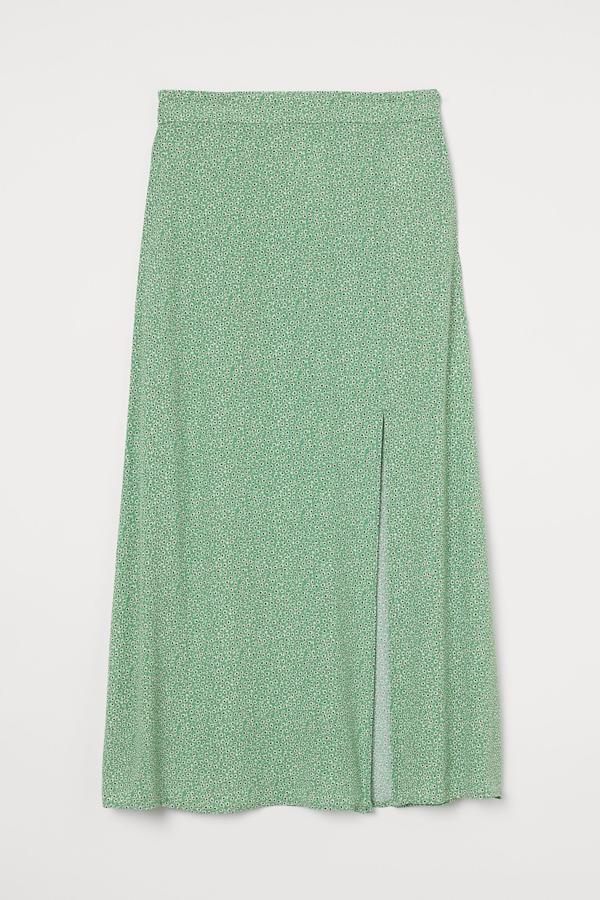 Disponible en varios estampados, esta falda midi en tejido vaporoso y con pronunciada abertura lateral tiene un precio de 19,99 euros.