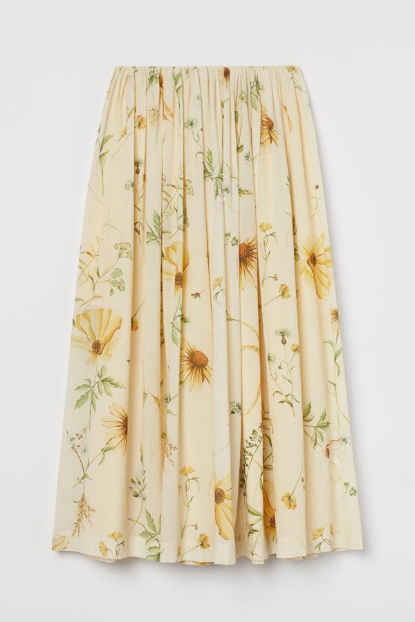En color amarillo y con estampado floral, esta falda midi con maxi volumen confeccionada en gasa ligera de algodón tiene un precio de 39,99 euros.