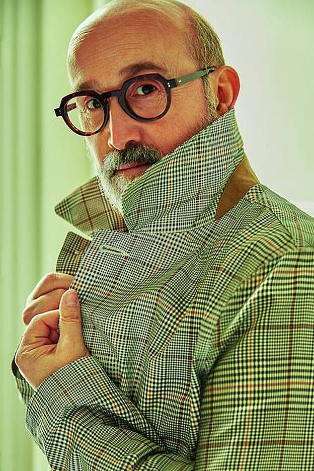 Javier Cámara, con chaqueta de Pedro del Hierro y gafas de Óptica Toscana.