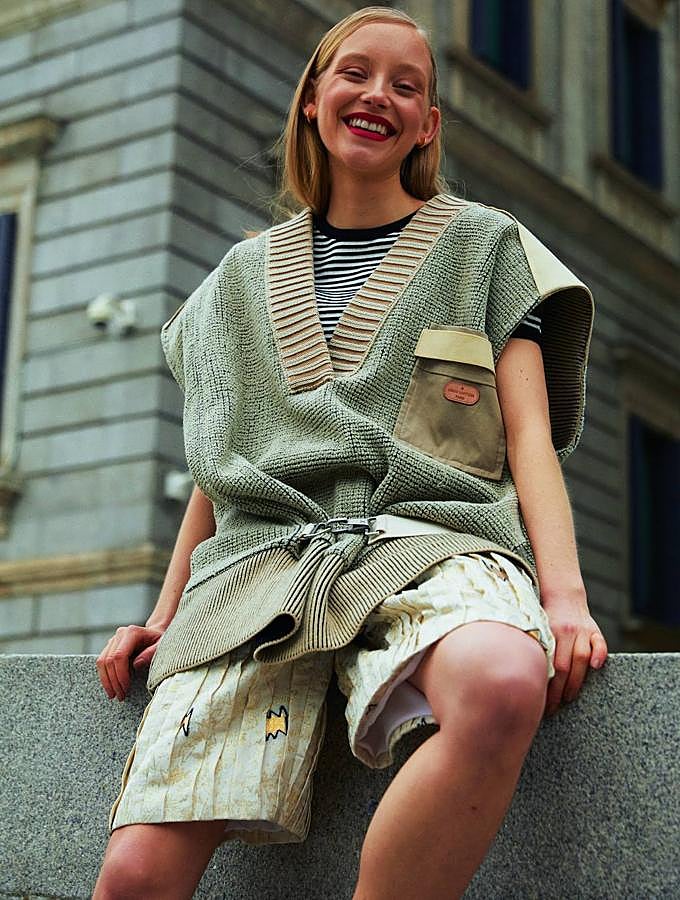 chaleco de punto, camiseta y bermudas, todo de Louis Vuitton; y pendientes de Aristocrazy. Estilismo: Cristina Pérez Hernando. Maquillaje: José Belmonte (Cool) para Nars. Peluquería: Manu Fernández (Cool)