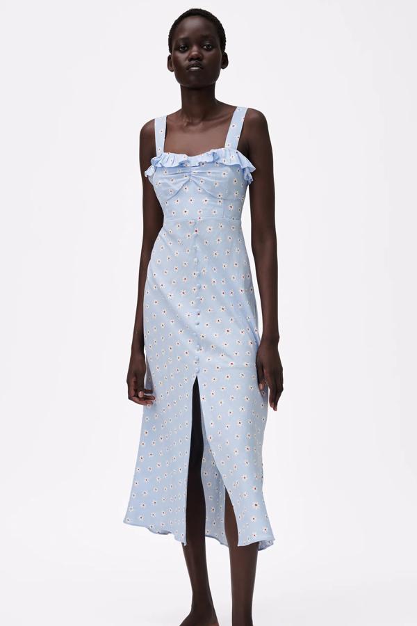 Con escote de pico con volante y frunces, este vestido en color azul claro con estampado de flores tiene un precio de 29,95 euros.