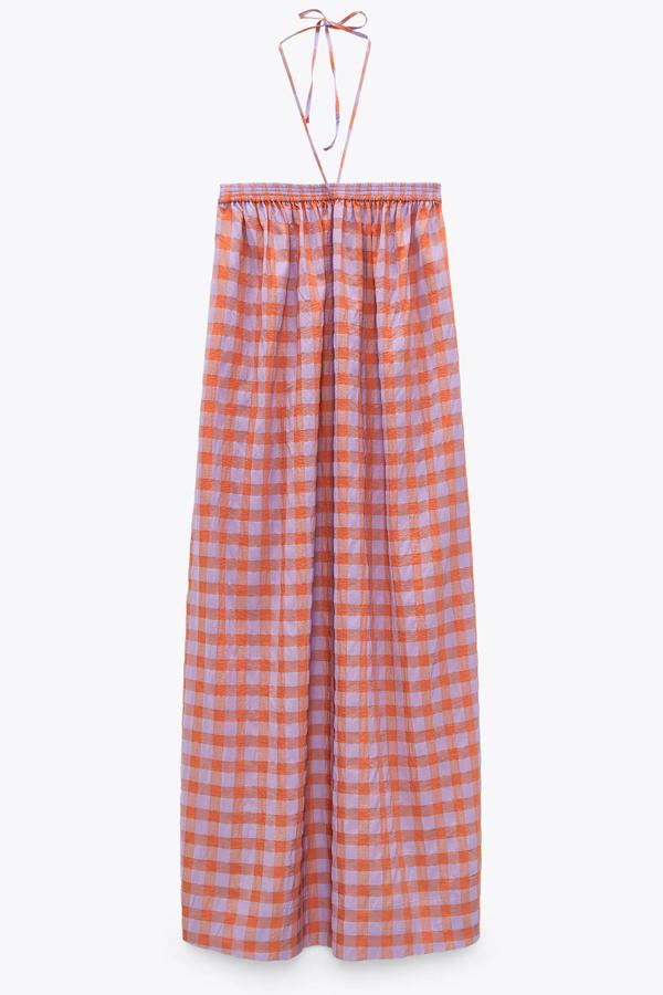 Con estampado de cuadros, este vestido midi con escote recto con elástico cuenta con detalle de lazada y tiene un precio de 29,95 euros.