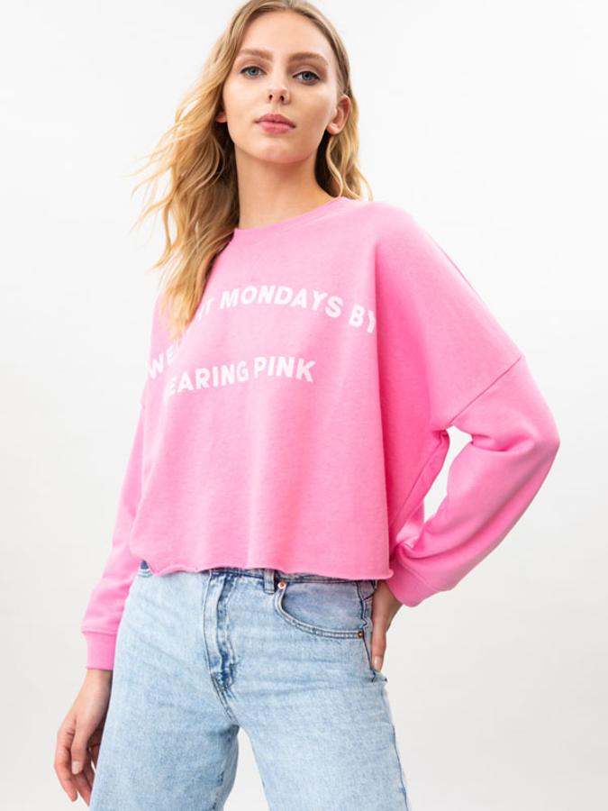 Disponible en tonos pastel en rosa, verde, mandarina y en blanco, esta sudadera crop de Lefties de cuello redondo y corte holgado con estampado delantero cuesta 6,99 euros y está disponible entre las tallas S y XL.