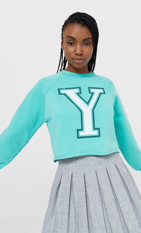 En dos de los tonos más apropiados para la primavera, en verde aguamarina o en lila, esta sudadera cropped de Stradivarius con print a contraste en el frontal tiene un precio de 15,99 euros y está disponible entre las tallas XS y XL.