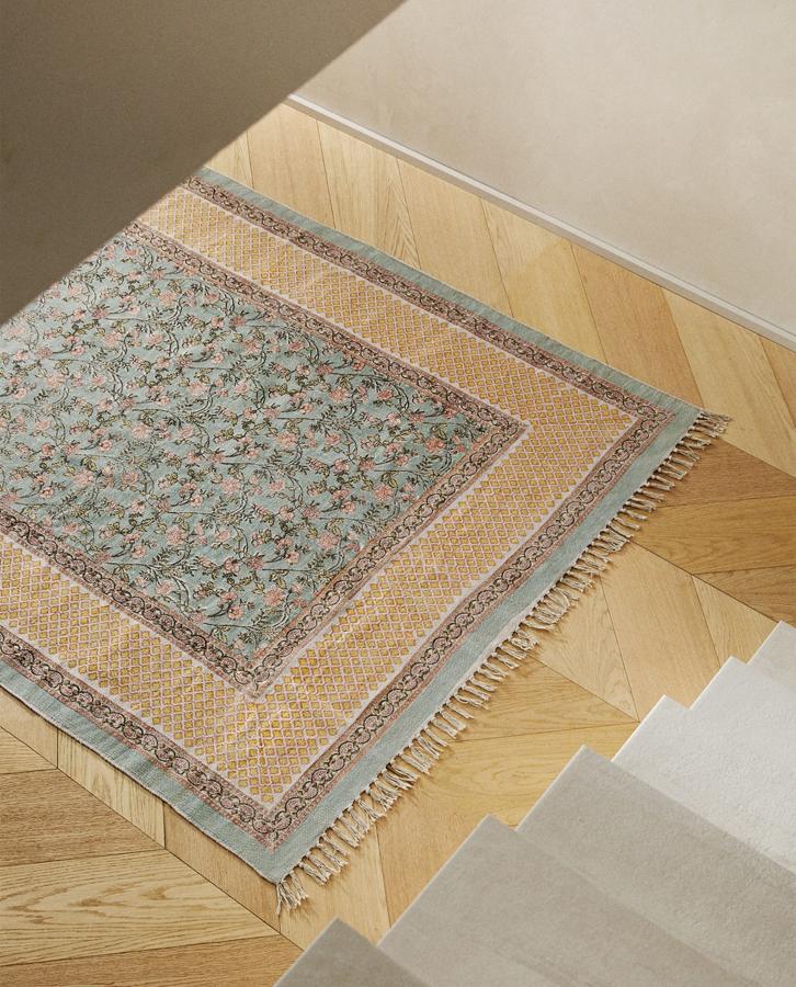 Con unas medidas de 150x200 centímetros, esta alfombra con motivos florales tiene un precio de 99,99 euros.