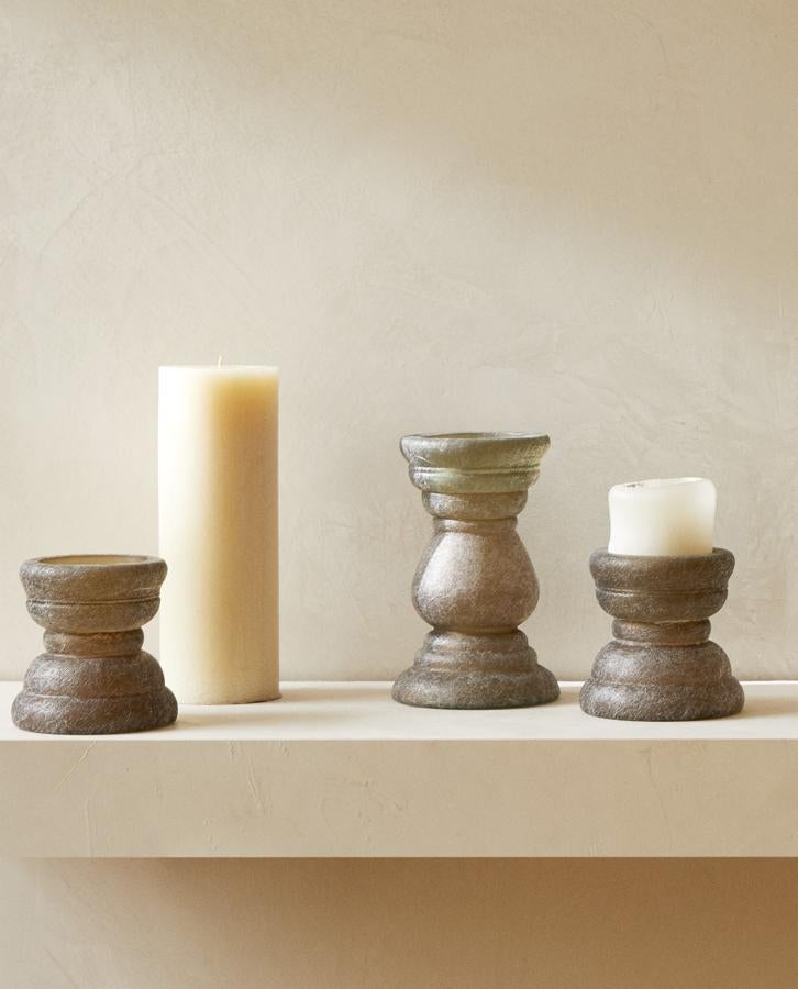 Este candelabro de vidrio con efecto craquelado está fabricado con vidrio reciclado y está disponible en dos medidas: 12 centímetros de altura (15,99 euros) y 20 centímetros de altura (17,99 euros).