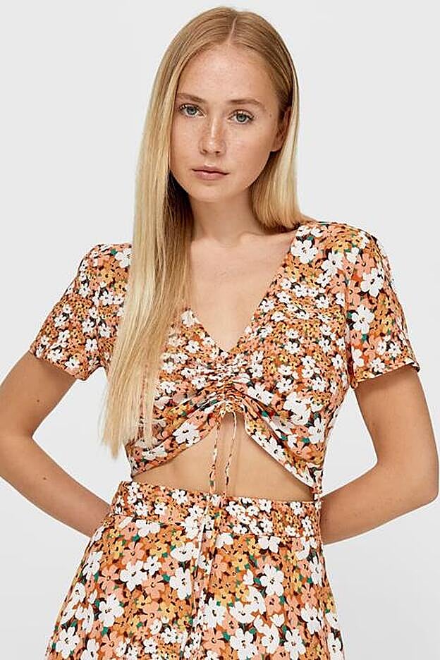 Ideal para combinar tanto con la falda combinada como con unos jeans o una falda denim, este top sienta de maravilla.