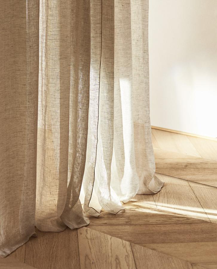 Esta cortina de lino, disponible en dos colores, mide 140x300 centímetros y está confeccionada con pasabarras. Tiene un precio de 29.99 euros.