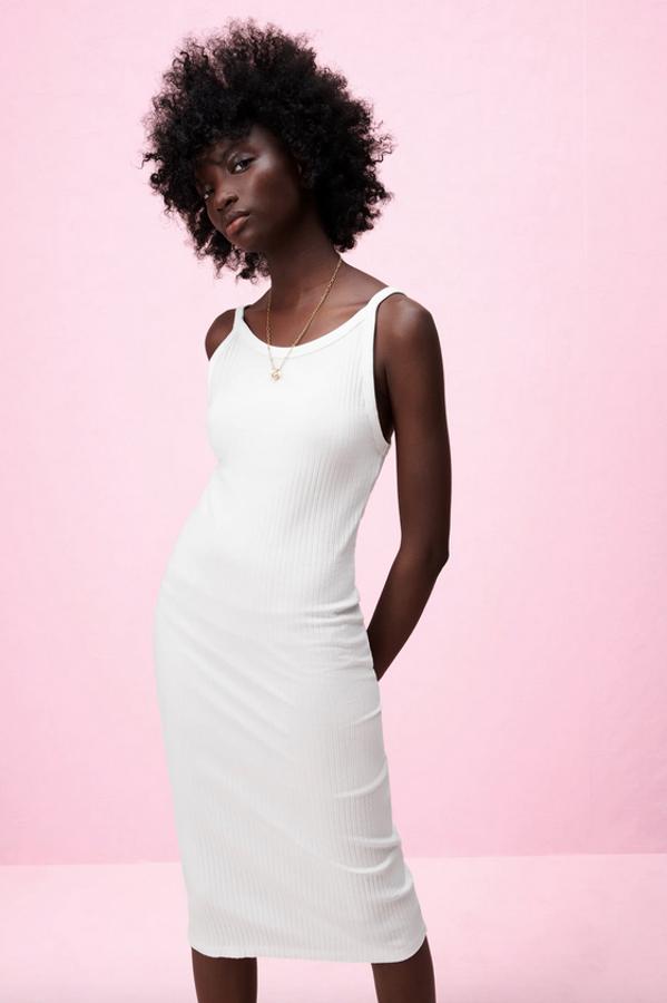 Este vestido corto de diseño entallado con escote recto y tirantes finos es de Zara y está confeccionado con al menos un 50% de algodón orgánico. Podemos encontrarlo en las tallas S, M y L y cuesta 9,95 euros.