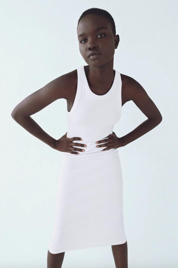Con manga sisa y cuello redondo este vestido blanco de Zara de diseño midi está confeccionado con al menos un 50% de algodón orgánico y cuesta 9,95 euros. Está disponible en las tallas S, M y L.