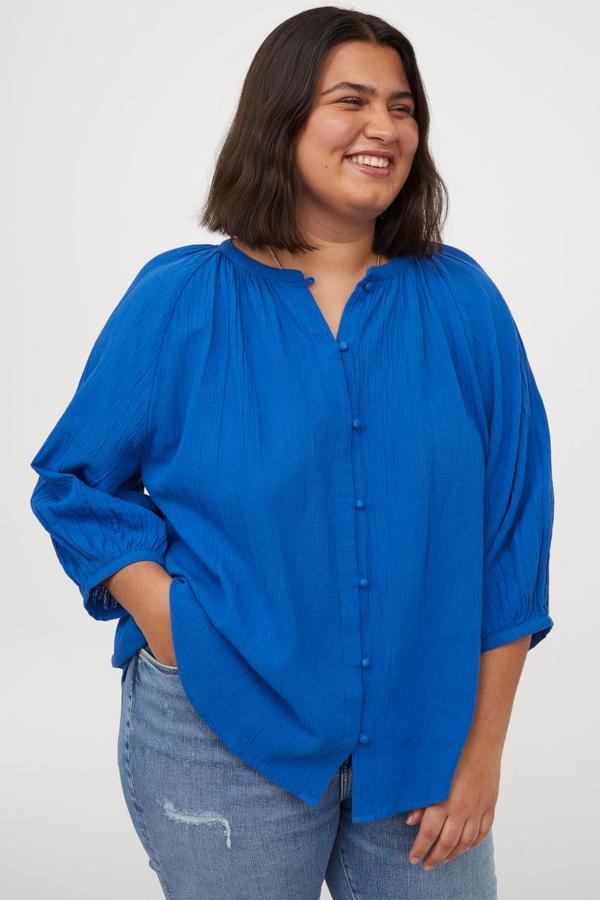 Blusa de manga francesa sin cuello y tejido de efecto arrugado, de H&M (19,99 €).